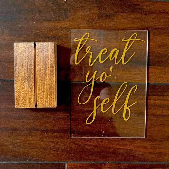 ‘TREAT YO’ SELF’ ACRYLIC DECORATION SIGN WITH GOLD WRITING AND WOODEN BASE - Picture 2 of 2